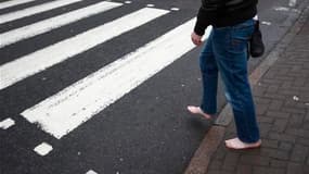 Le gouvernement britannique a inscrit mercredi au patrimoine national le passage piéton situé devant les studios londoniens d'Abbey Road et rendu célèbre par les Beatles. /photo prise le 22 décembre 2010/REUTERS/Andrew Winning