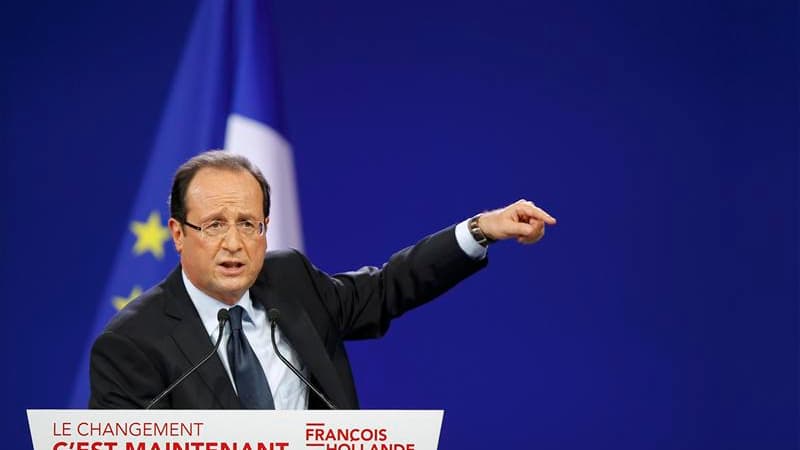 Lors de son premier grand discours de campagne, dimanche au Bourget, François Hollande s'est engagé à renforcer les effectifs de la police et de la justice dans les zones difficiles et a mis en garde les "petits caïds" des cités. /Photo prise le 22 janvie