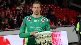 Le portier de Bryne (Norvège), Jan de Boer, avec son trophée d'homme du match, le 30 mars 2025.