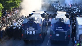 La police charge les manifestants à Hambourg, le 6 juillet. 