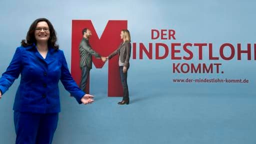 La ministre allemande du Travail, Andrea Nahles, pose devant une affiche annonçant l'arrivée du salaire minimum