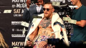 La star de l'UFC Conor McGregor sous une pluie de billets avant son combat de boxe contre Floyd Mayweather en 2017