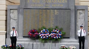 Des policiers participent à la cérémonie d'hommage aux victimes de l'attentat du 3 octobre 2019 à la Préfecture de Police, à Paris, le 3 octobre 2024.
