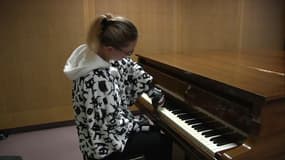 Greffée des deux bras, elle rejoue du piano pour la première fois
