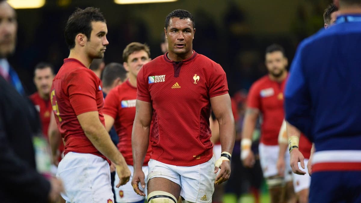 Thierry Dusautoir quitte le terrain après son dernier match avec les Bleus, la déroute face aux All Blacks lors de la Coupe du monde 2015