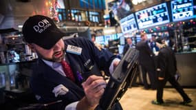Un trader de Wall Street salue à sa façon le retour du Dow Jones au-dessus des 18000 points.