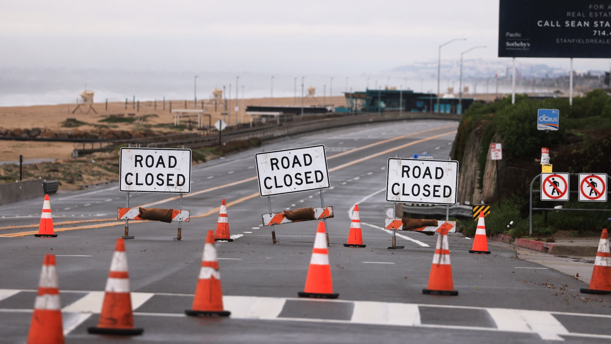 Une section de l'autoroute côtière du Pacifique est fermée en raison d'une inondation lors d'une tempête de pluie à Bolsa Chica en Californie, le 1er février 2024. 
