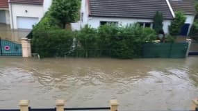 Crue de l'Yvette : une rivière s'est formée dans les rues d'Orsay - Témoins BFMTV