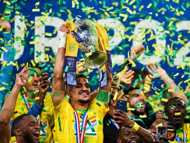 Ludovic Blas soulève la Coupe de France le 7 mai 2022.