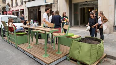 Le premier parklet parisien a été installé rue de la Bourse