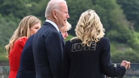 Joe Biden et son épouse Jill Biden aux côtés de Boris Johnson et de son épouse Carrie Symonds le 10 juin 2021 à Carbis Bay en Angleterre.