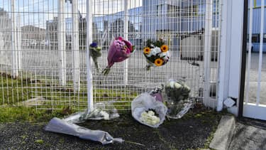 Des fleurs devant l'entreprise où Gabriel Fortin a fait une victime, à Guilherand-Granges, en janvier 2021