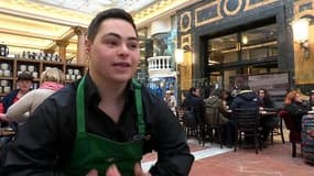 Amine, jeune trisomique employé chez Starbucks