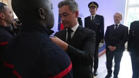 Gérald Darmanin remettant une médaille lundi 20 mai 2024 à l'un des pompiers intervenus lors de l'incendie de la synagogue de Rouen.