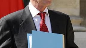 Douze pays ont plaidé pour la création d'une taxe sur les transactions de change qui permettrait de dégager entre 25 et 35 milliards de dollars par an pour financer le développement des pays pauvres. "Sur 1.000 euros, la taxe que nous proposons, c'est cin