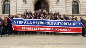 Des élus locaux du Rhône se sont rassemblés ce mercredi 7 février au matin, à Oullins pour protester contre la gouvernance de la métropole de Lyon.