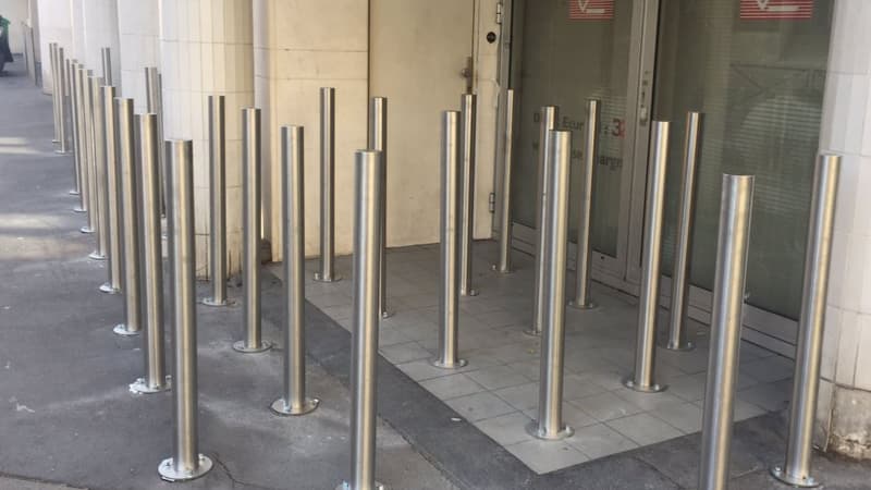Des poteaux devant l'agence Caisse d'épargne. 