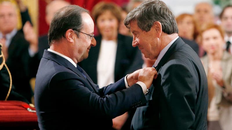 Le président François Hollande décerne à Ivan Renar la médaille national du mérite lors d'une cérémonie à l'Elysée, en 2014.