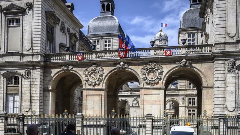 La Cour des comptes a noté "un effort tout à fait significatif", notamment du bloc communal (communes, intercos...) (+0,8%) et des départements (-0,2%), pour maîtriser leur masse salariale.
