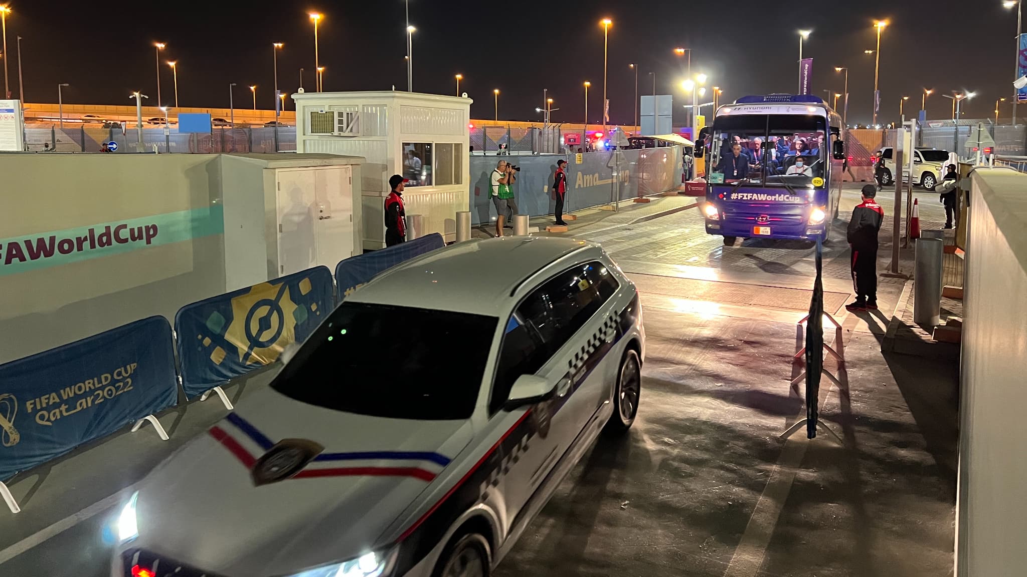 Le car des Bleus arrivant au stade Al-Janoub