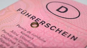 Un exemple de permis de conduire allemand, rose, comme les anciens permis français.