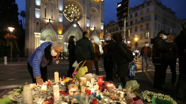 Hommages aux victimes devant la basilique de Nice le 31 octobre 2020.