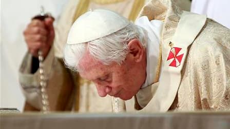 Lors d'une messe célébrée durant les Journées mondiales de la jeunesse, à Madrid, le pape Benoît XVI a rappelé les prêtres à leur voeu de célibat et au respect des préceptes de l'Eglise catholique. /Photo prise le 20 août 2011/REUTERS/Tony Gentile