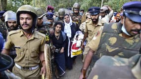 Deux femmes escortées par la police devant le temple de Sabarimala dans l'Etat du Kerala, en Inde