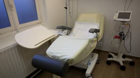 Cette photographie prise le 12 décembre 2023 montre une vue d'une salle de soins du centre d'expérimentation de l'avortement instrumental de l'hôpital de la Pitié Salpêtrière à Paris.
