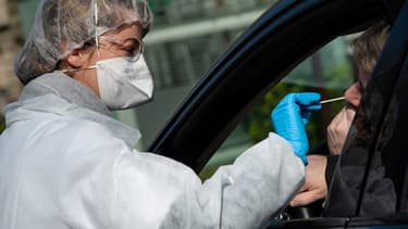 Un homme se fait dépister au Covid-19. -