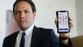 Le secrétaire d’État au Numérique Cédric O présente l'application StopCovid sur un smartphone, le 29 mai 2020 à Paris