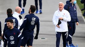 Didier Deschamps tout sourire à l'entraînement avec ses joueurs