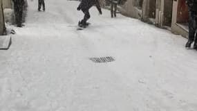 Hérault : du snowboard dans les rues de Montpellier - Témoins BFMTV