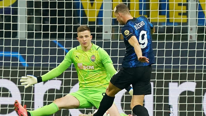 Edin Dzeko face à Antaoliy Trubin, à Milan le 24 novembre 2021