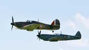A droite, un avion Spitfire. Modèle qui fascine Antonin Dehays. 