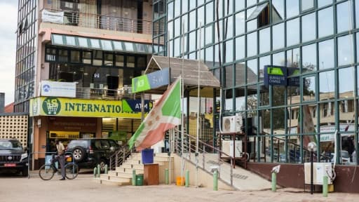 Drapeau en berne à Bujumbura le 9 juin 2020 après la mort du président burundais Pierre Nkurunziza