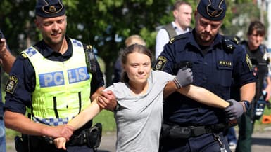 Greta Thunberg est emmenée par des policiers après avoir participé à une nouvelle action pour le climat, à Malmö, en Suède, le 24 juillet 2023, peu après sa condamnation à une amende pour avoir désobéi à la police.