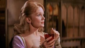 Olive Sturgess dans le film "Le Corbeau" en 1963