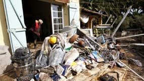Une femme nettoie le 6 octobre 2015 sa maison à Biot, dévastée par les intempéries