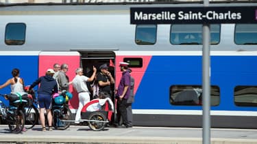 Des voyageurs attendent de monter à bord sur le quai de la gare Saint-Charles à Marseille, jeudi 19 juin.