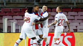 Kylian Mbappé félicité par ses coéquipiers de Barça-PSG