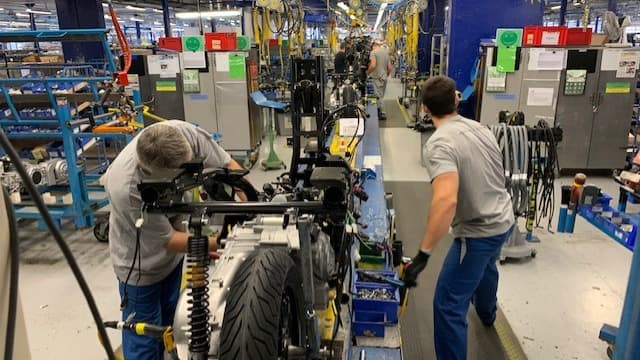 Une ligne de production a été dédiée au Metropolis 400, le nouveau scooter 3-roues de Peugeot. Une ligne de production a été dédiée au Metropolis 400, le nouveau scooter 3-roues de Peugeot.
