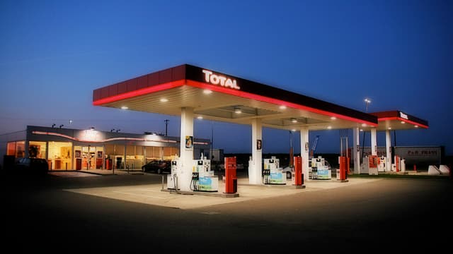 Le secrétaire d'Etat aux Transports estime qu'il est inutile de s'inquiéter de la pénurie de carburant suite aux grèves des dépôts pétroliers du pays. Ceux-ci sont débloqués par la police et c'est nécessaire.