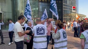 Des salariés de la Société Générale manifestent contre la réduction du temps de télétravail hebdomadaire, devant le siège de la banque à La Défense, le 3 juillet 2025.