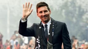 Lionel Messi salue les fans du PSG à l'extérieur du Parc des Princes, le 11 août 2021 à Paris  