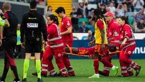 La sortie sur civière d'Evan Ndicka après son malaise en plein match de l'AS Roma, 14 avril 2024