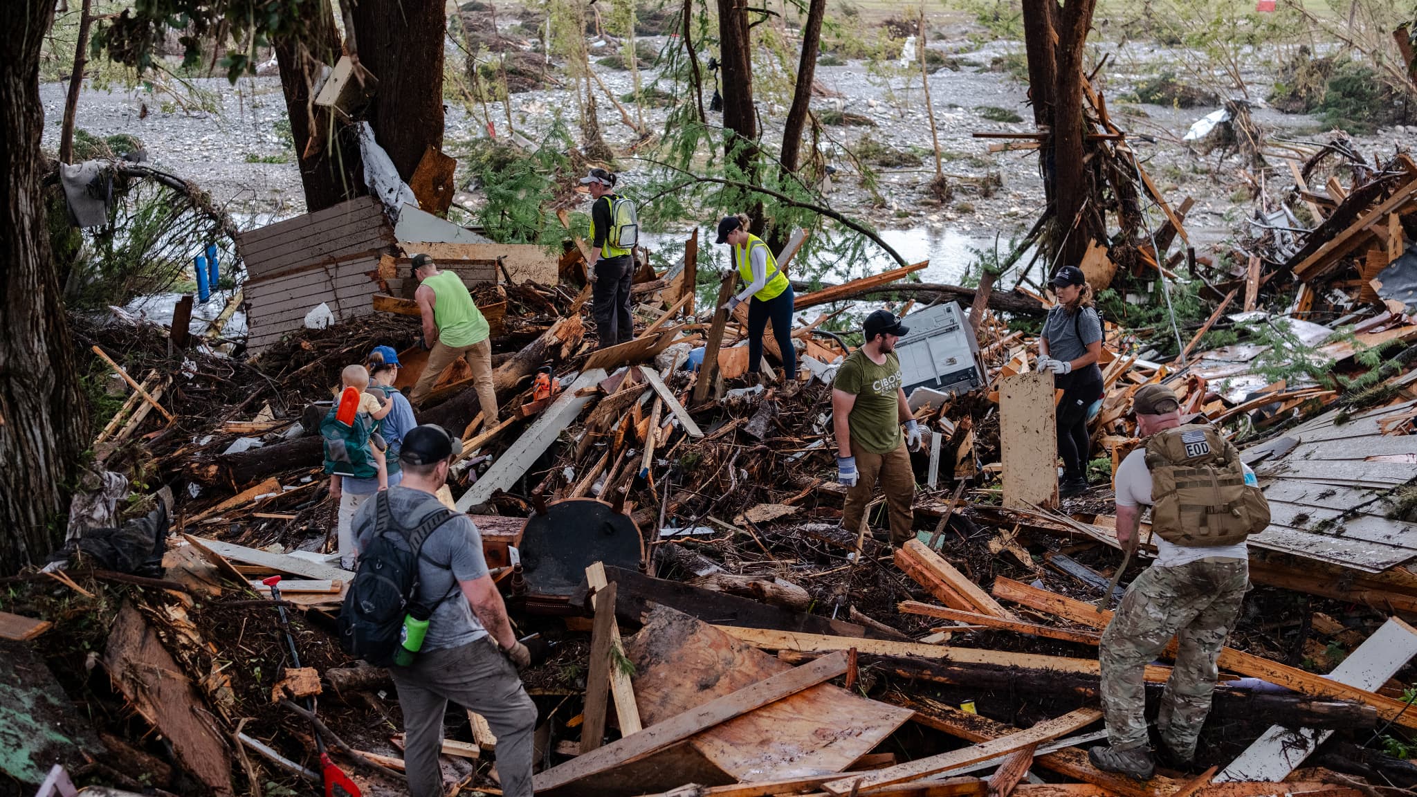 Rescuers seek in the debris in search of survivors or remains of people swept by sudden floods of July 4, 2025 in Hunt, Texas. Rescuers seek in the debris in search of survivors or remains of people swept by sudden floods of July 4, 2025 in Hunt, Texas.