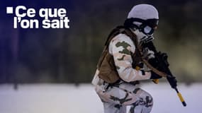 Un soldat français de l'infanterie de montagne court dans la neige lors d'un exercice d'attaque simulée près de Rena, en Norvège, pendant l'exercice Brilliant Jump 2022. 