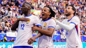 Randal Kolo Muani, célébré par Jules Koundé et Théo Hernandez durant le match contre la Belgique, le 1er juillet 2024