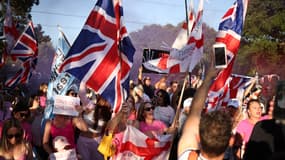 Des manifestants réclamant la fermeture de l'hôtel Bell, à Epping, au nord-est de Londres, le 8 août 2025.